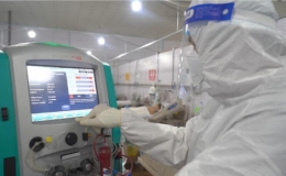 S&aacute;ng 24/12: Hơn 1.000 ca Covid-19 nặng thở m&aacute;y v&agrave; ECMO