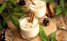 Thử l&agrave;m cocktail trứng sữa cực đơn giản cho m&ugrave;a Gi&aacute;ng sinh