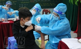 Ti&ecirc;m chủng mũi 2 ph&ograve;ng Covid-19 cho học sinh: R&agrave; so&aacute;t kỹ, bảo đảm an to&agrave;n