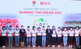 Trao học bổng &ldquo;SHARING THE DREAM&rdquo; cho học sinh c&oacute; ho&agrave;n cảnh kh&oacute; khăn