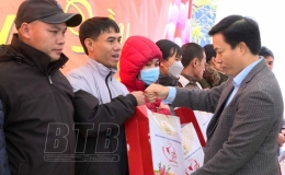 C&ocirc;ng đo&agrave;n Khu kinh tế v&agrave; c&aacute;c khu c&ocirc;ng nghiệp tỉnh: Trao 237 suất qu&agrave; tết cho c&ocirc;ng nh&acirc;n lao động c&oacute; ho&agrave;n cảnh kh&oacute; khăn