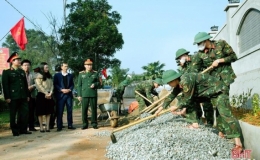 Gi&uacute;p d&acirc;n l&agrave;m n&ocirc;ng th&ocirc;n mới ở Hương Sơn (H&agrave; Tĩnh)