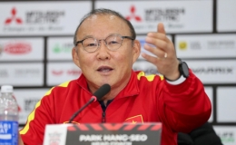 HLV Park Hang-seo v&agrave; Kim Pan Gon tự tin bước v&agrave;o cuộc đối đầu