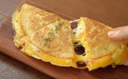 Tận dụng cải bắp l&agrave;m m&oacute;n ăn vặt chi&ecirc;n gi&ograve;n