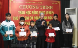  Trao 11 suất học bổng cho trẻ em c&oacute; ho&agrave;n cảnh đặc biệt