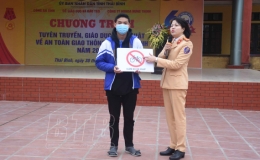 Tuy&ecirc;n truyền, gi&aacute;o dục ph&aacute;p luật về an to&agrave;n giao th&ocirc;ng cho học sinh