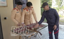 Vận động nh&acirc;n d&acirc;n giao nộp vũ kh&iacute;, vật liệu nổ, c&ocirc;ng cụ hỗ trợ