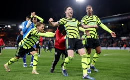 Arsenal thắng nghẹt thở ở ph&uacute;t b&ugrave; giờ, dẫn đầu Ngoại hạng Anh