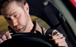 C&aacute;c dấu hiệu t&agrave;i xế sắp ngủ gật khi l&aacute;i xe