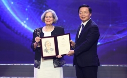 Chủ nh&acirc;n giải VinFuture 2023 d&agrave;nh một đời nghi&ecirc;n cứu v&aacute; tầng ozone