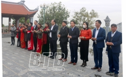 D&acirc;ng hương tưởng niệm Chủ tịch Hồ Ch&iacute; Minh v&agrave; c&aacute;c anh h&ugrave;ng liệt sĩ