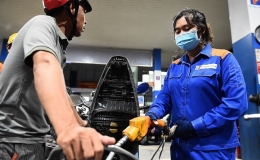 Gi&aacute; xăng vượt 22.000 đồng một l&iacute;t