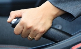 Khi phanh xe, n&ecirc;n phanh b&aacute;nh trước, sau hay bốn b&aacute;nh c&ugrave;ng l&uacute;c sẽ an to&agrave;n hơn?