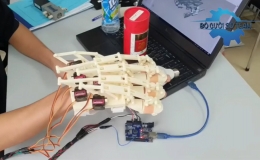 Sinh vi&ecirc;n chế tạo tay robot cho người sau tai biến