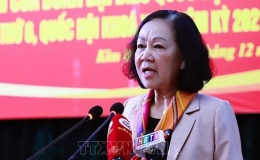 Thường trực Ban B&iacute; thư Trương Thị Mai tiếp x&uacute;c cử tri tại huyện Kim B&ocirc;i