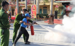     Trường Tiểu học Việt Thuận: Hoạt động trải nghiệm tham gia ph&ograve;ng ch&aacute;y, chữa ch&aacute;y, cứu hộ cứu nạn   