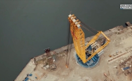 Cần cẩu lớn nhất thế giới lực n&acirc;ng l&ecirc;n tới 5.000 tấn