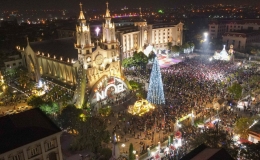 Chi&ecirc;m ngưỡng những nh&agrave; thờ rực rỡ trong đ&ecirc;m Gi&aacute;ng Sinh khắp đất nước