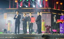 C&ocirc;ng bố Nghị quyết c&ocirc;ng nhận th&agrave;nh phố Huế trực thuộc Trung ương