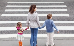 Em đi bộ an to&agrave;n 