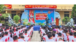 Giao lưu n&oacute;i chuyện truyền thống với học sinh