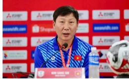 HLV Kim Sang Sik: "T&ocirc;i đang nỗ lực hết m&igrave;nh để gi&agrave;nh danh hiệu c&ugrave;ng đội tuyển Việt Nam"