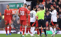 Liverpool h&ograve;a trong thế thiếu người