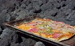 M&oacute;n b&aacute;nh pizza nguy hiểm nhất thế giới nướng bằng dung nham ngay miệng n&uacute;i lửa