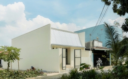 Nh&agrave; ngoại &ocirc; xẻ dọc m&aacute;i 12m để lấy s&aacute;ng