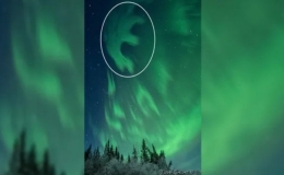 Phản cực quang đen xuất hiện tr&ecirc;n bầu trời Alaska