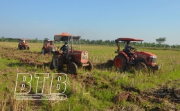 Quỳnh Phụ: Tập trung c&agrave;y lật đất, vệ sinh đồng ruộng