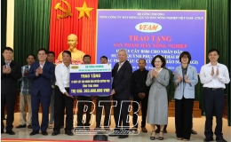 Trao 10 m&aacute;y n&ocirc;ng nghiệp hỗ trợ n&ocirc;ng d&acirc;n huyện Quỳnh Phụ bị thiệt hại do b&atilde;o số 3 g&acirc;y ra