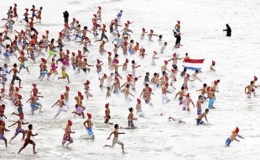 1.500 người lặn xuống nước lạnh đ&oacute;n năm mới tại Bỉ