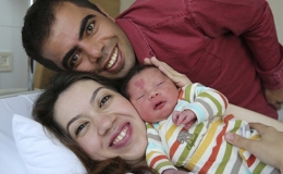 B&eacute; trai đ&aacute;ng y&ecirc;u với vết bớt h&igrave;nh tr&aacute;i tim tr&ecirc;n tr&aacute;n