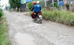 Tai nạn &ldquo;r&igrave;nh rập&rdquo; v&igrave; đường xuống cấp