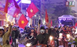 Th&agrave;nh phố Th&aacute;i B&igrave;nh: C&aacute;c tuyến phố chật cứng người h&acirc;m mộ mừng chiến thắng của đội tuyển U23 Việt Nam