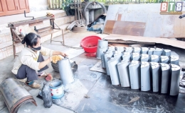 &Ocirc;ng Thu l&agrave;m gi&agrave;u bằng cạm chuột