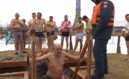 Người Nga tắm nước đ&aacute; dưới thời tiết -40 độ C để 'gột rửa tội lỗi'