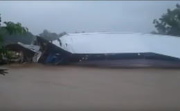 Lũ qu&eacute;t cuốn tr&ocirc;i ng&ocirc;i nh&agrave; d&agrave;i ở Indonesia