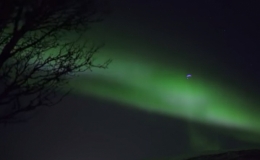 Cảnh tượng &ldquo;si&ecirc;u thực&rdquo; khi nhảy d&ugrave; giữa Bắc cực quang ở Na Uy