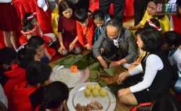 Trường Tiểu học Trần L&atilde;m: Trải nghiệm g&oacute;i b&aacute;nh chưng vui Tết cổ truyền