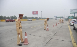 CSGT kiểm tra nồng độ cồn tất cả l&aacute;i xe đi v&agrave;o cao tốc