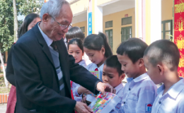 Mang tết đến học sinh ngh&egrave;o