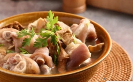 Canh măng - ch&acirc;n gi&ograve; l&agrave; m&oacute;n ăn kh&ocirc;ng thể thiếu mỗi dịp Tết đến