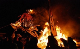 Cuộc đấu đốt đền khổng lồ trong lễ hội lửa Dosojin