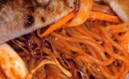 Đặc sản m&igrave; lạnh trộn thịt ba chỉ của H&agrave;n Quốc