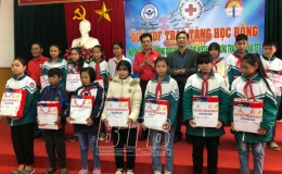 Đ&ocirc;ng Hưng: Trao 56 suất học bổng cho học sinh ngh&egrave;o hiếu học