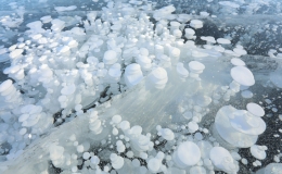 Hồ băng nổi bong b&oacute;ng h&uacute;t kh&aacute;ch chụp ảnh