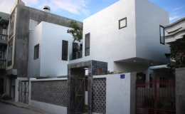 Ng&ocirc;i nh&agrave; b&ecirc;n ngo&agrave;i k&iacute;n như bưng, b&ecirc;n trong xanh m&aacute;t trong l&agrave;nh 