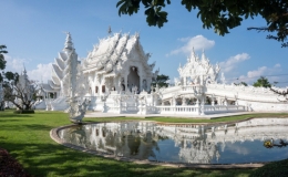 Những đền ch&ugrave;a m&agrave;u trắng h&uacute;t kh&aacute;ch